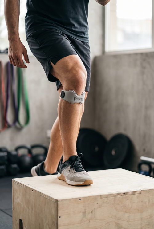 Sportif réalisant un step-up avec une genouillère rotulienne Velox
